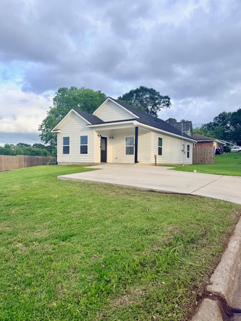 810 Brown Street Brenham, TX 77833 - Photo 3 of 36 a front view of a house with garden