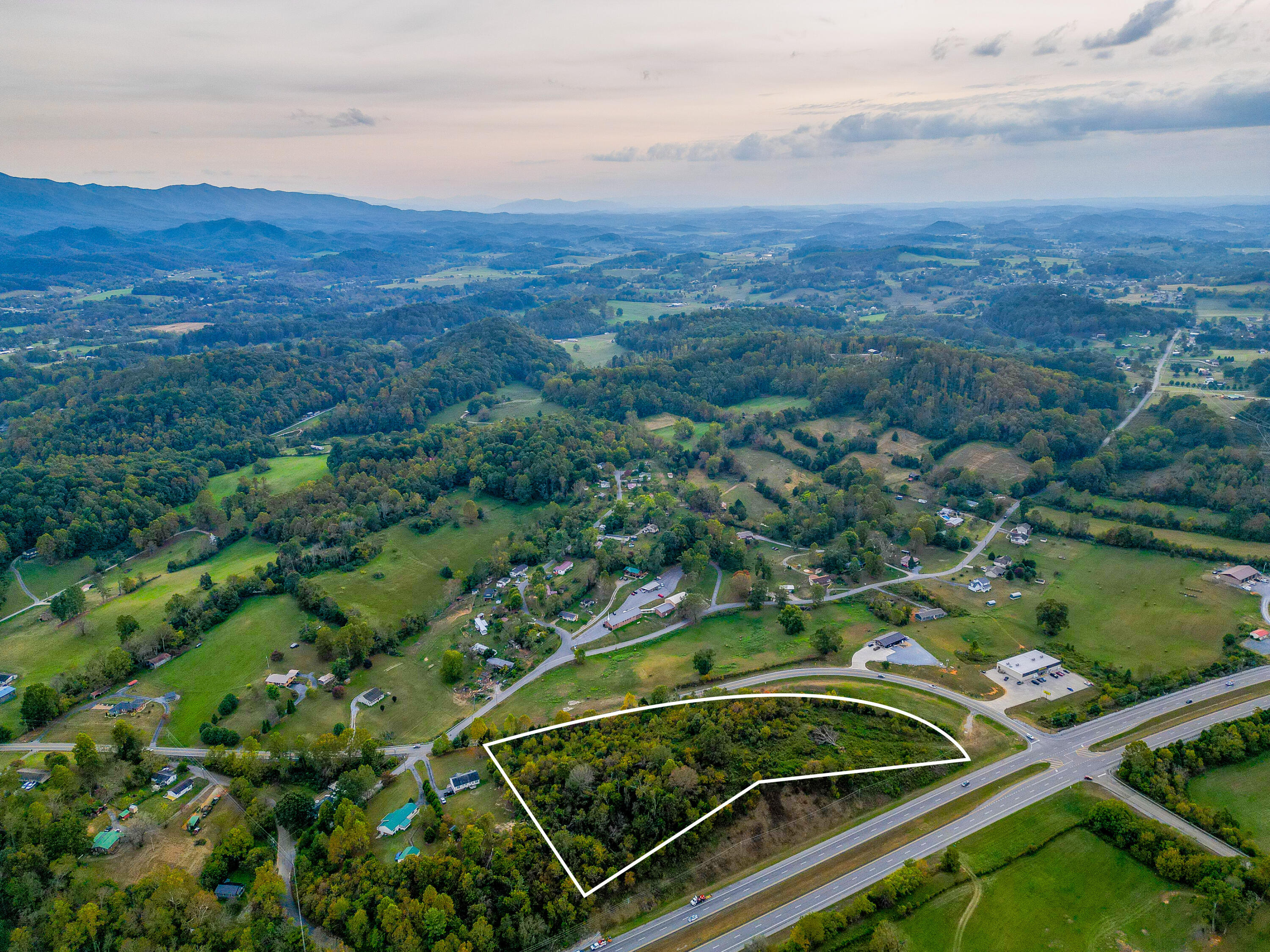 501 Hickory Tree Road, Unit 13 & 14 Bristol, TN 37620 - Photo 4 of 10 5C98BD3E-D641-4614-AEAE-48648B40702F
