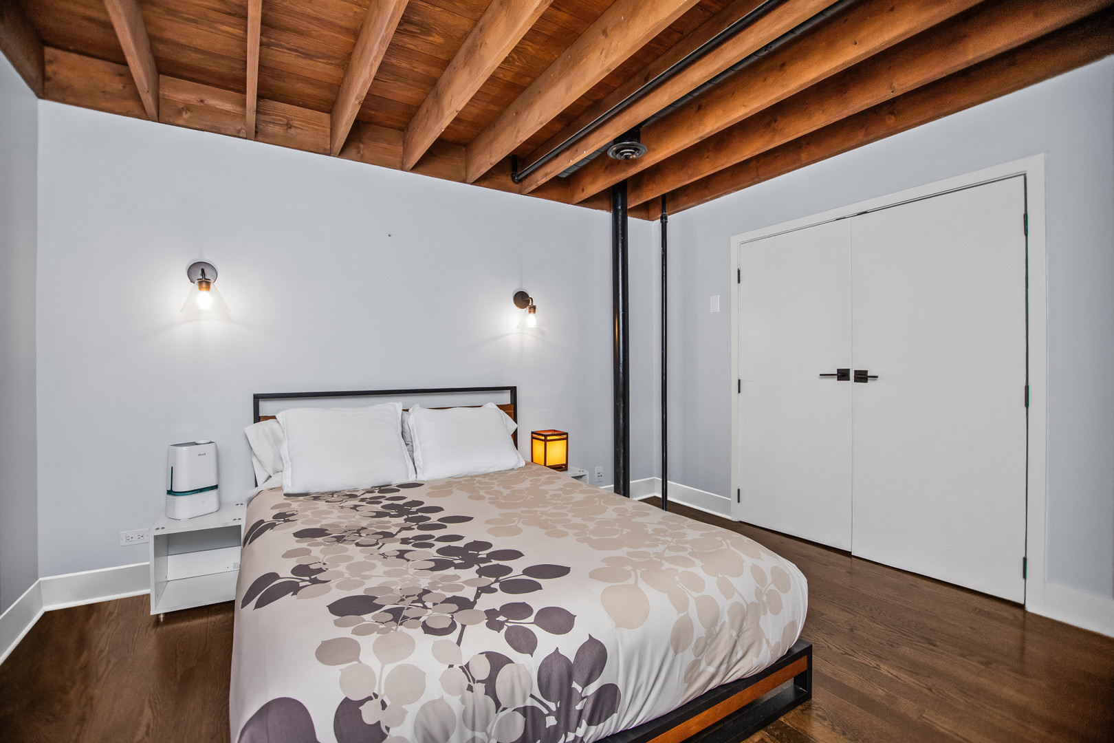 400 South Green Street, Unit 508 Chicago, IL 60607 - Photo 20 of 24 a bedroom with a large bed and wooden floor