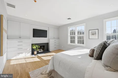 a view of a hallway with windows and entryway