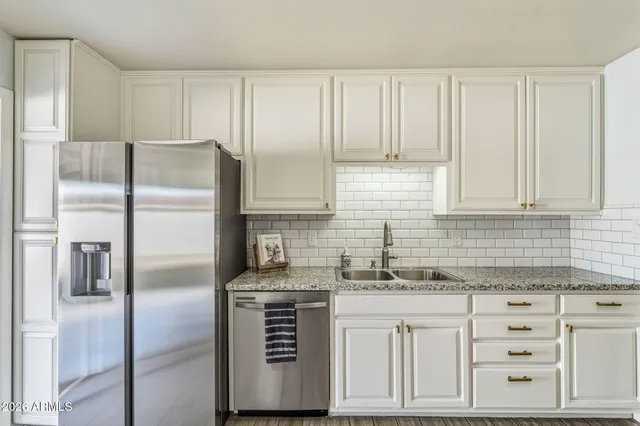 a view of a house with backyard and garden