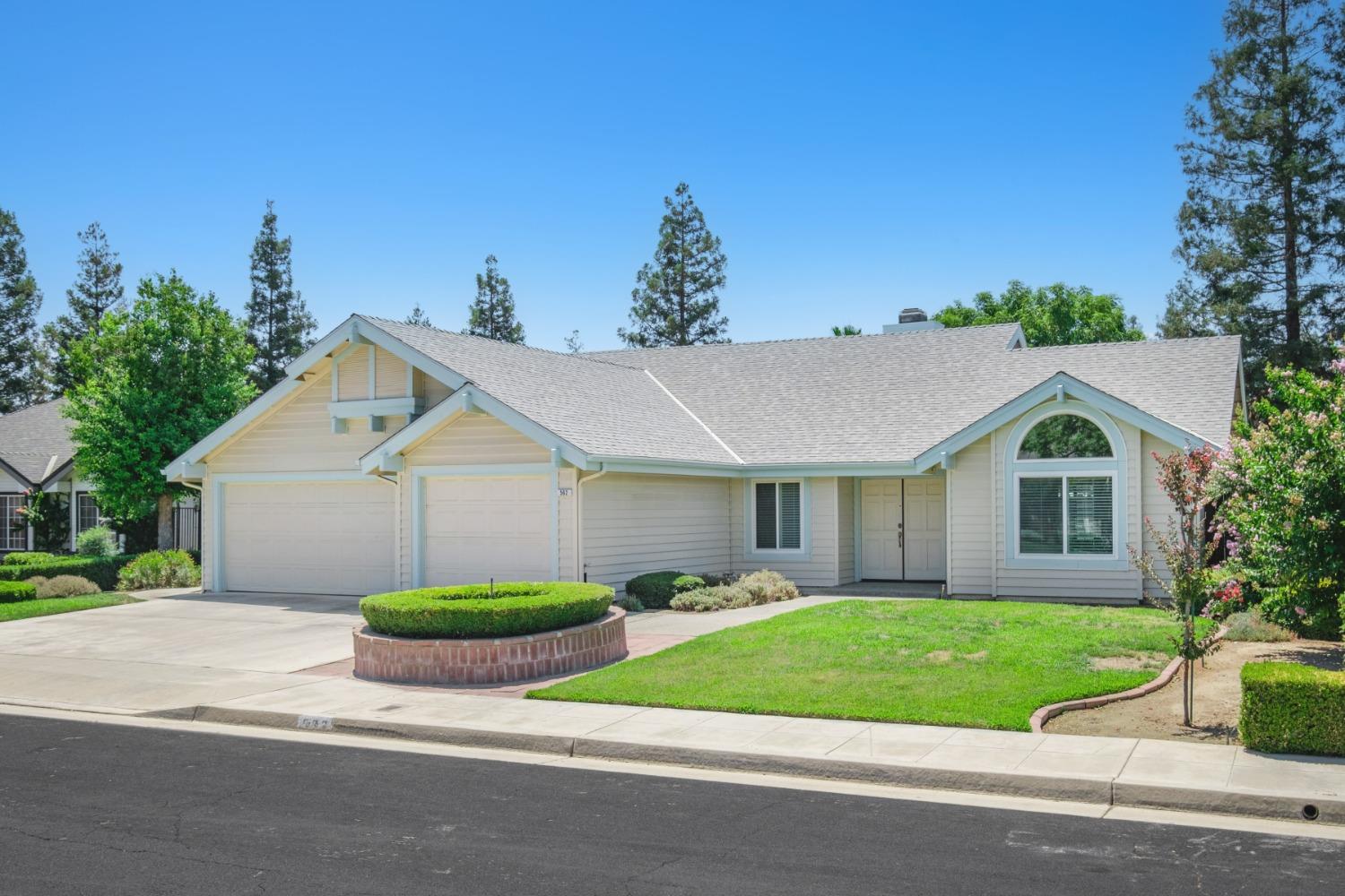 562 West Minarets Avenue Clovis, CA 93611 - Photo 2 of 29