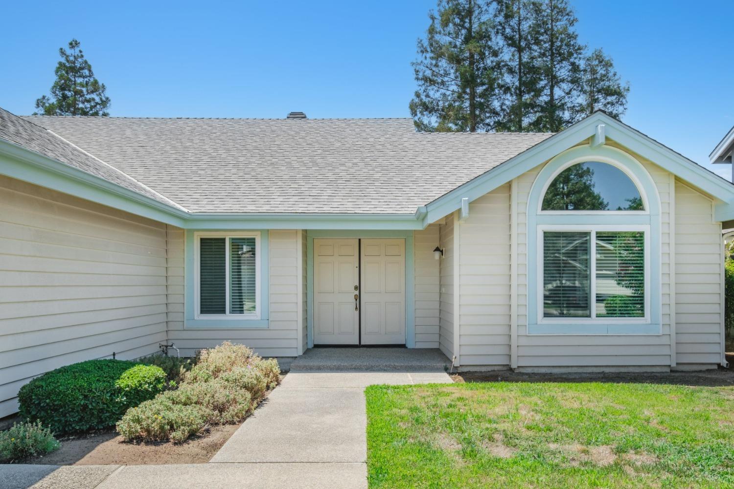 562 West Minarets Avenue Clovis, CA 93611 - Photo 3 of 29