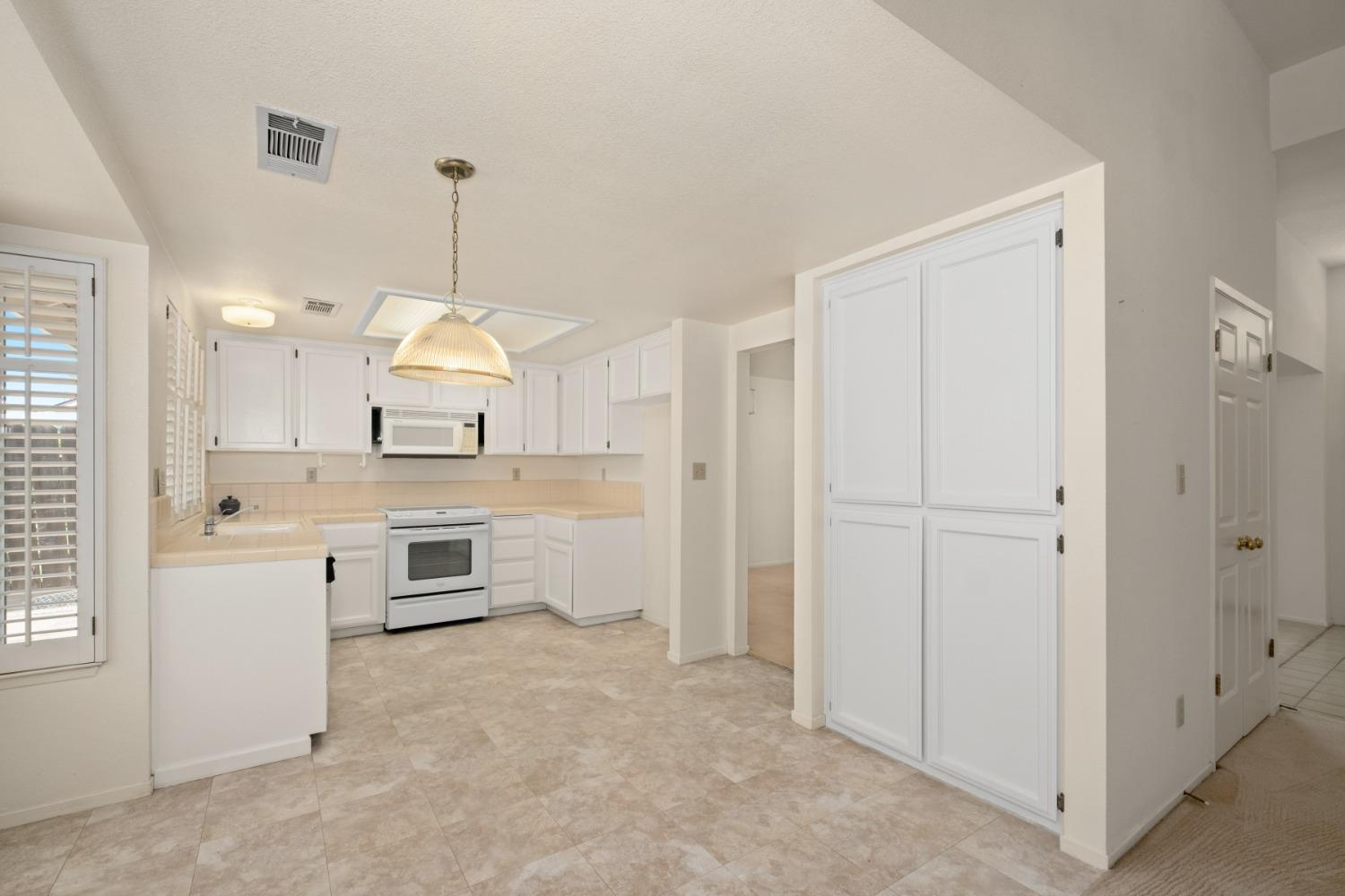 562 West Minarets Avenue Clovis, CA 93611 - Photo 9 of 29