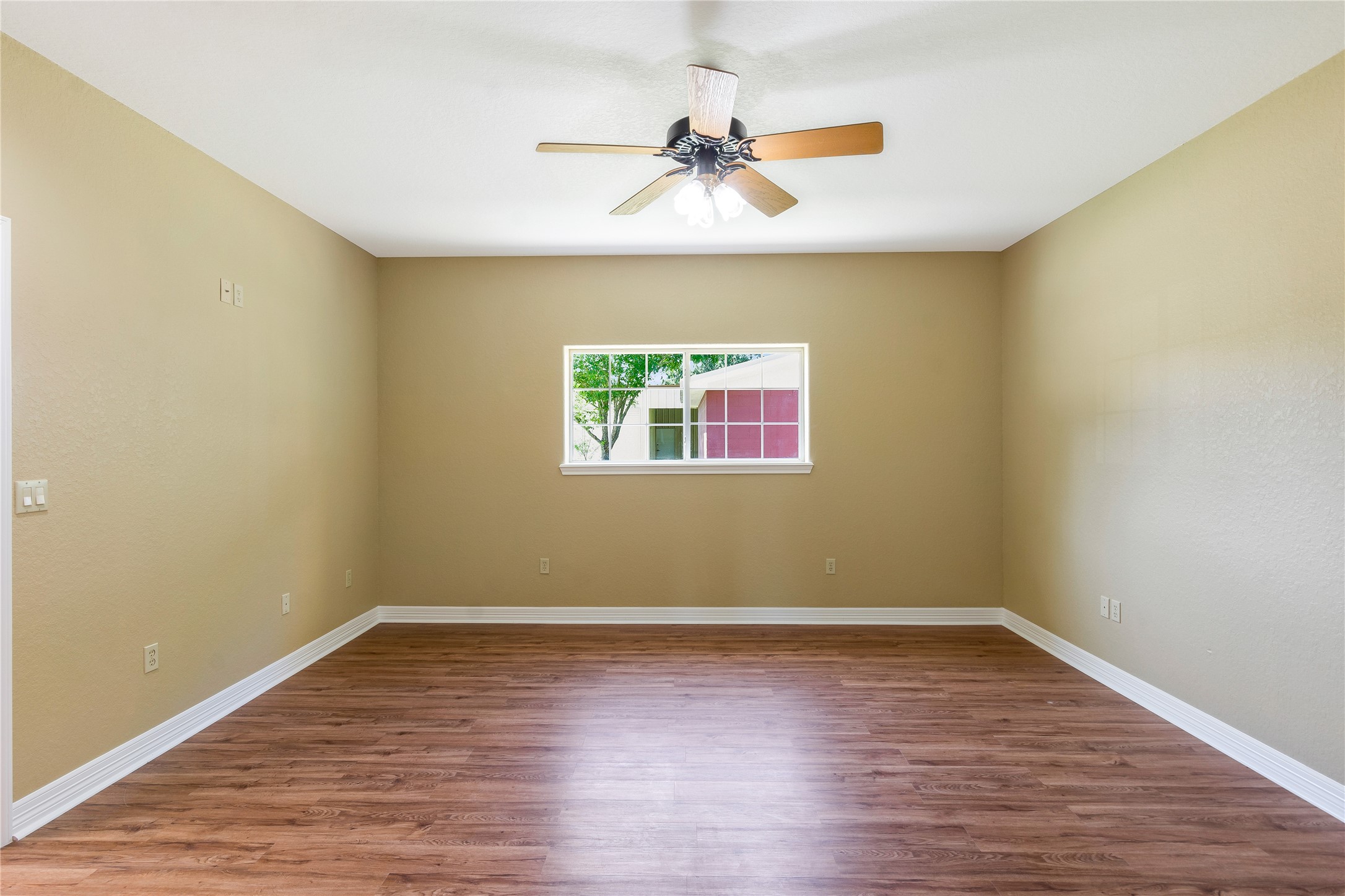 1112 Crenshaw Road Pasadena, TX 77504 - Photo 15 of 50 PRIMARY BEDROOM