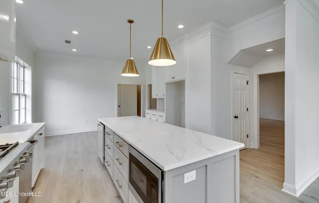 $973,500 | 200 Cripple Creek Road, Canton, MS 39046