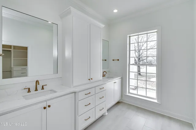 $973,500 | 200 Cripple Creek Road, Canton, MS 39046