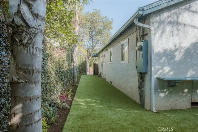a view of a yard in front of house