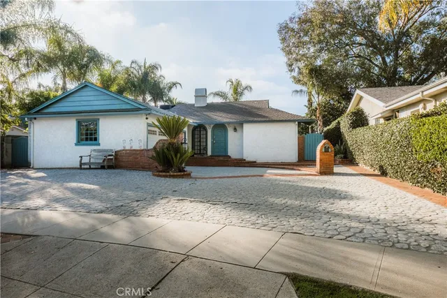 a view of a entrance gate of the house