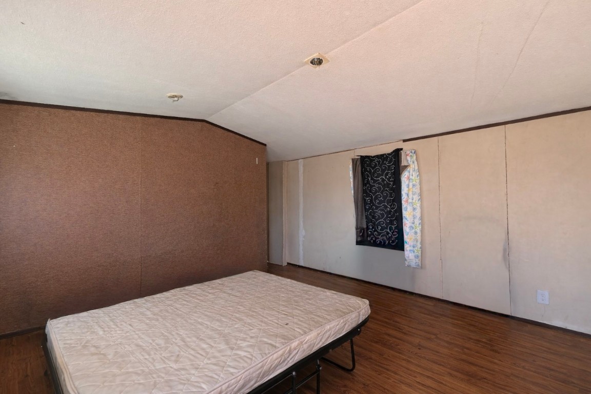 810 North Battlebell Road Highlands, TX 77562 - Photo 5 of 9