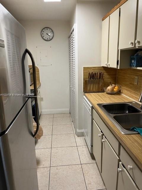 255 Galen Drive, Unit 2I Key Biscayne, FL 33149 - Photo 8 of 14 a kitchen with a sink and cabinets