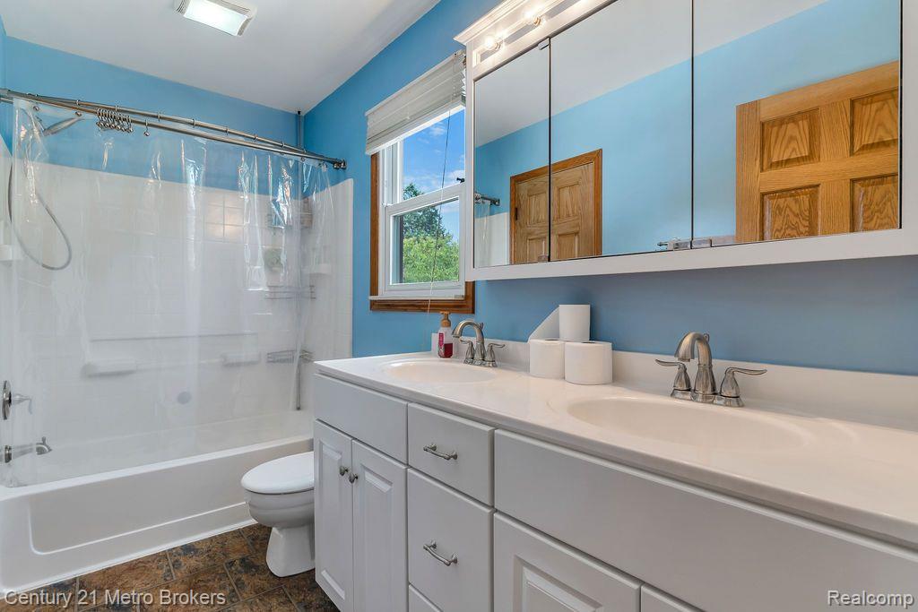 1190 Stonehenge Road Flint, MI 48532 - Photo 22 of 32 primary bathroom connected to primary bedroom