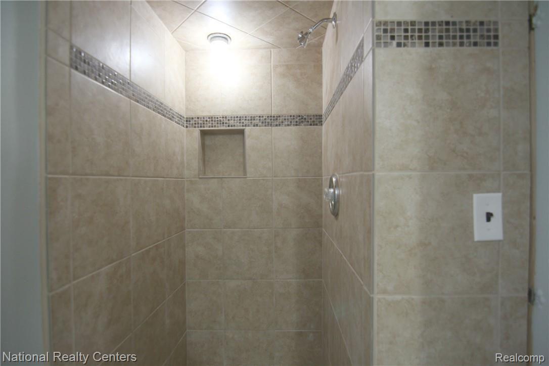6310 Franklin Road Bloomfield Hills, MI 48301 - Photo 21 of 28 Franklin Rd Basement Full Bath 2.jpg