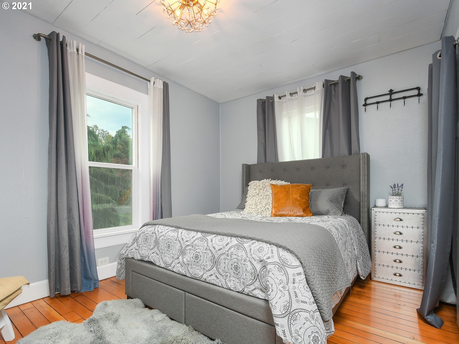 115 South 4th Avenue Ridgefield, WA 98642 - Photo 13 of 32 a bedroom with a bed and a window