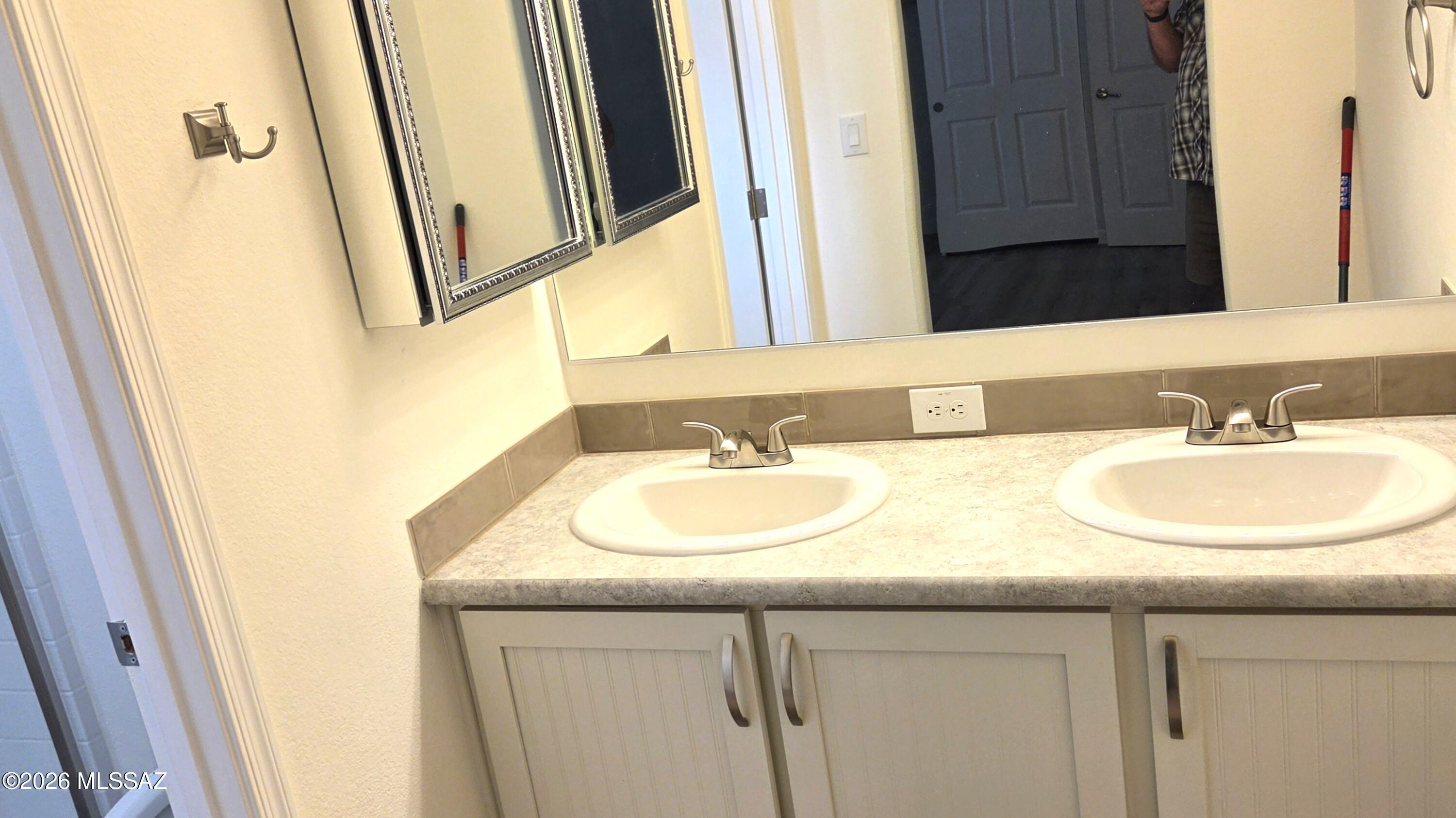 1030 Barrel Cactus Ridge, Unit 118 Benson, AZ 85602 - Photo 18 of 22 a bathroom with a sink and a mirror