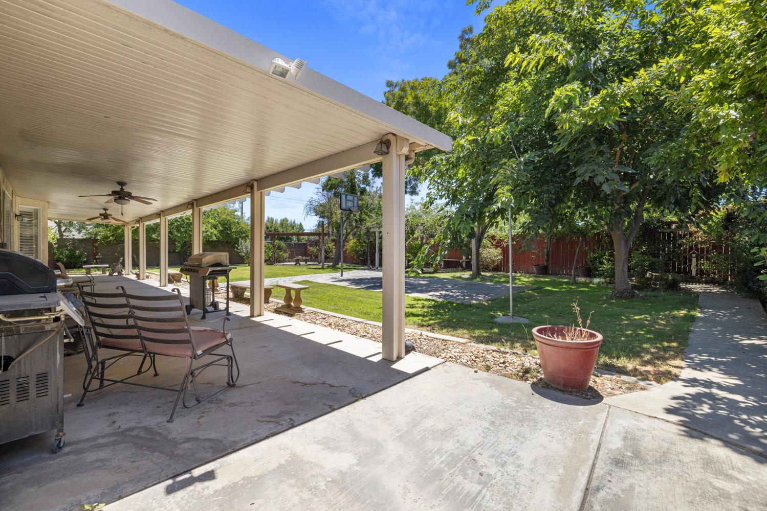 122 Memory Lane Turlock, CA 95382 - Photo 25 of 29