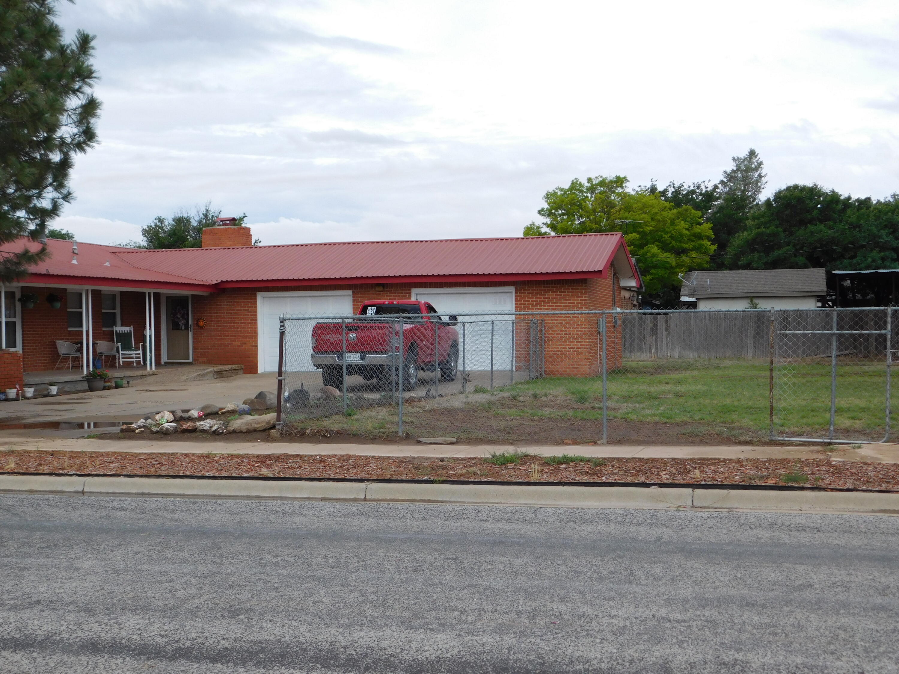 122 West 16th Street Muleshoe, TX 79347 - Photo 21 of 27 a front view of a house with a yard