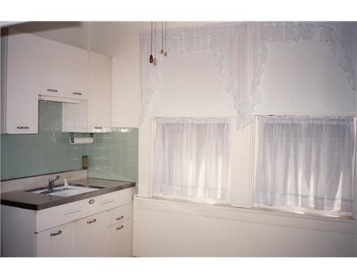 3968 Brandon Road Brighton Heights, PA 15212 - Photo 7 of 18 Kitchen. CHEERFUL LIGHT AND BRIGHT EAT IN KITCHEN.