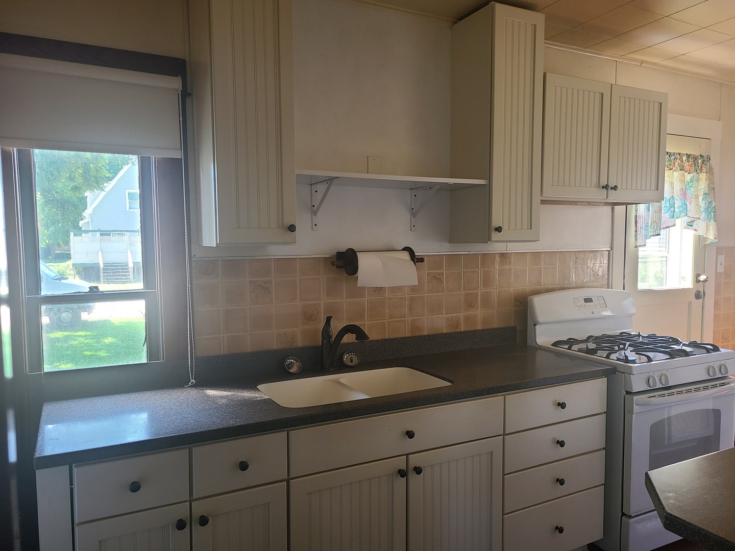 537 2nd Avenue Ottawa, IL 61350 - Photo 4 of 27 a kitchen with granite countertop a sink cabinets and window