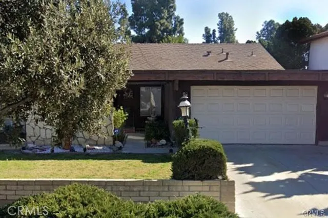 a view of a back yard of the house