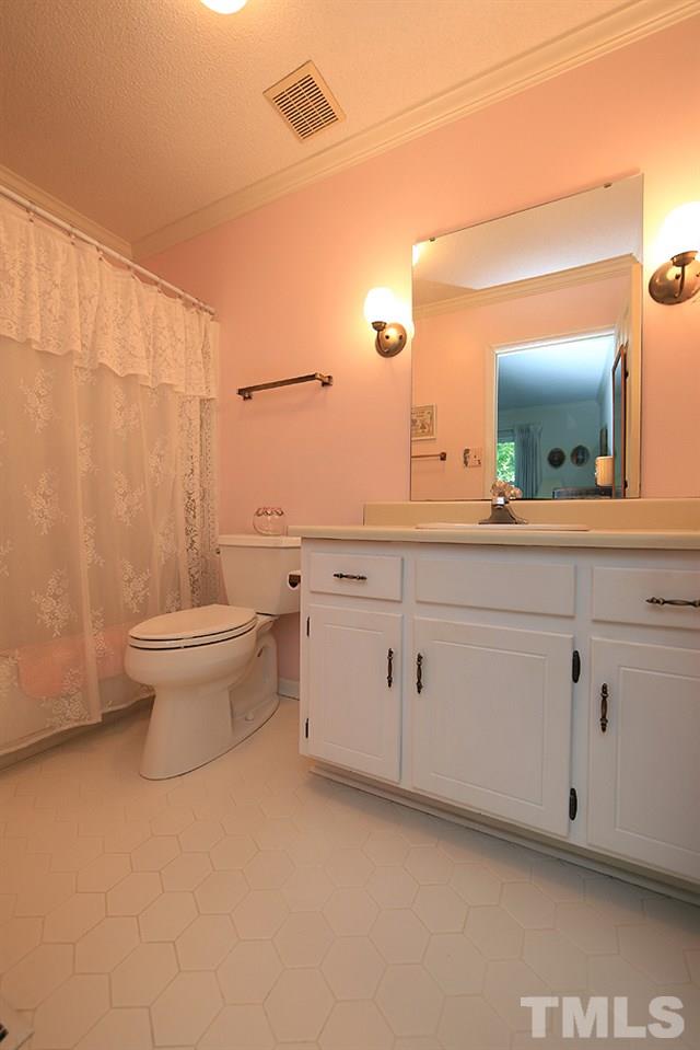 1506 Edgeside Court Raleigh, NC 27609 - Photo 14 of 23 Full ensuite bath for front upstairs bedroom