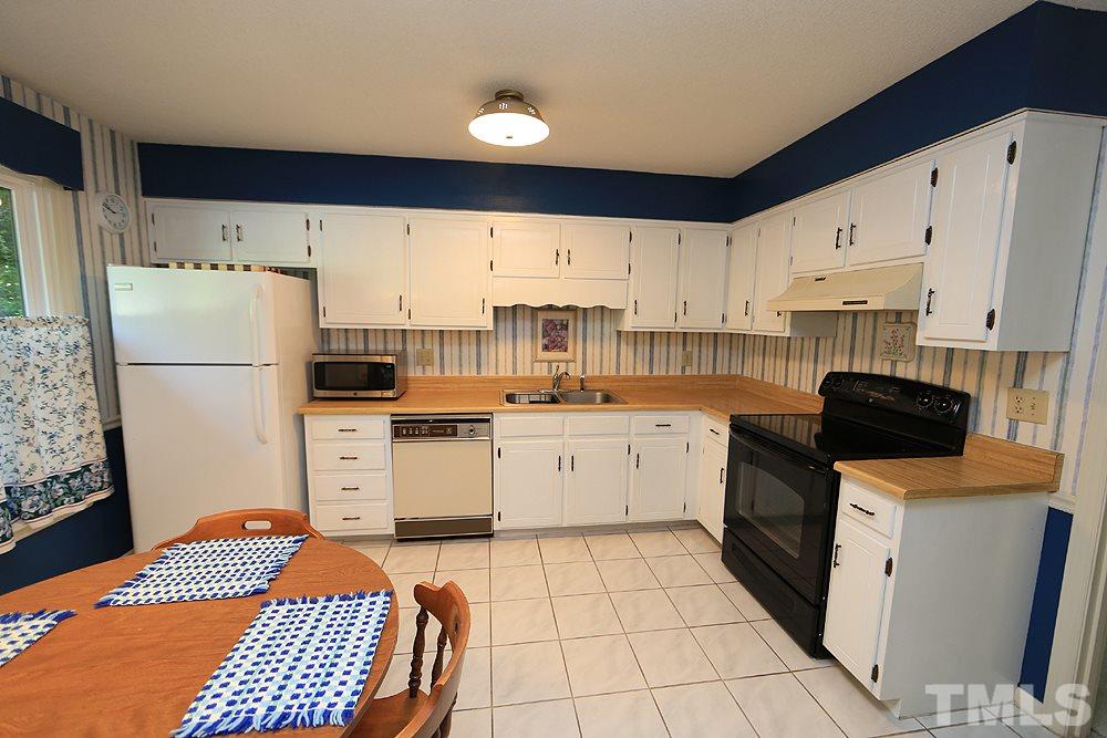 1506 Edgeside Court Raleigh, NC 27609 - Photo 4 of 23 Spacious kitchen with lots of cabinetsd