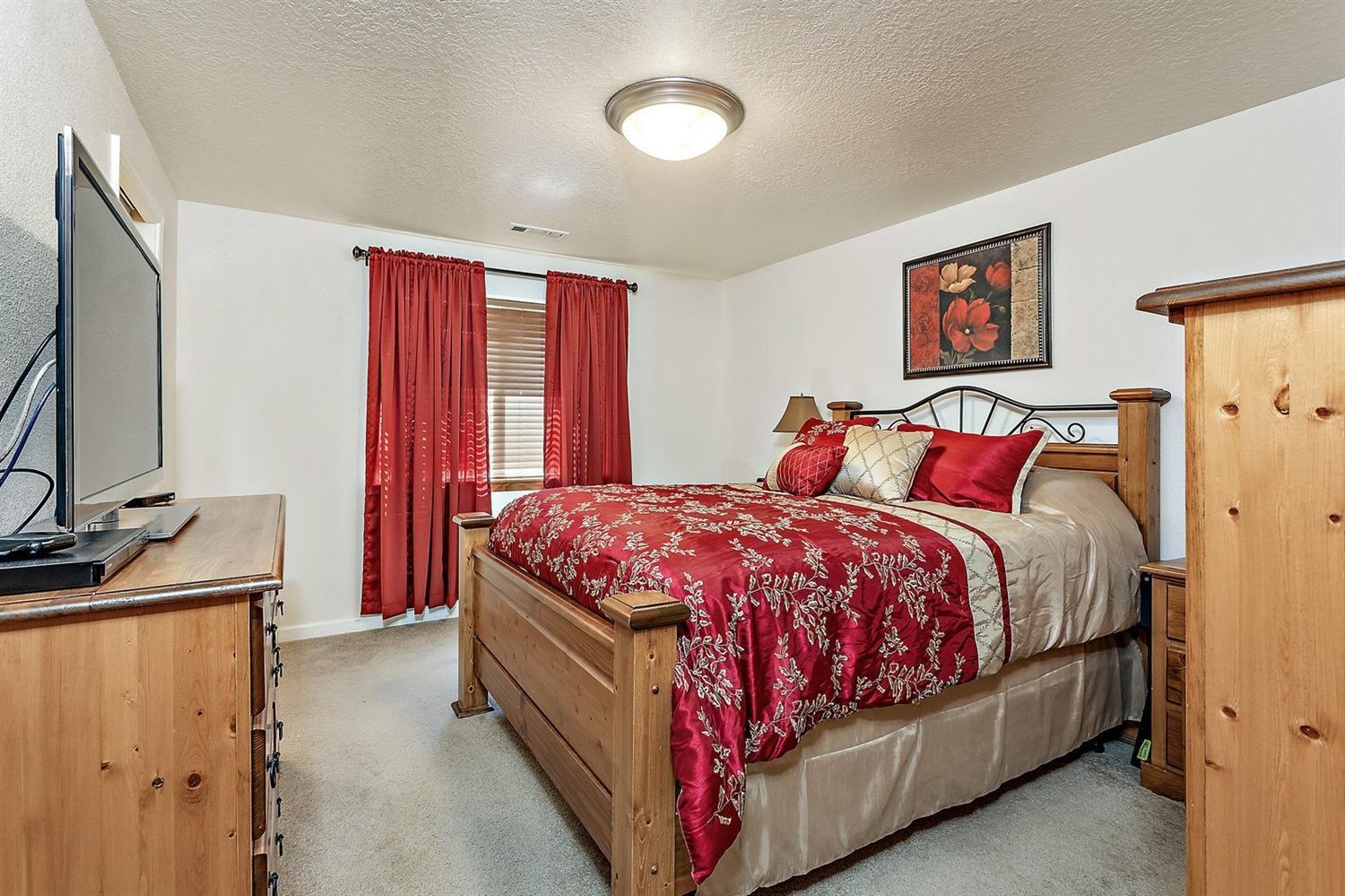 486 Old Ferry Road Shady Cove, OR 97539 - Photo 22 of 35 Main Level - Master Bedroom