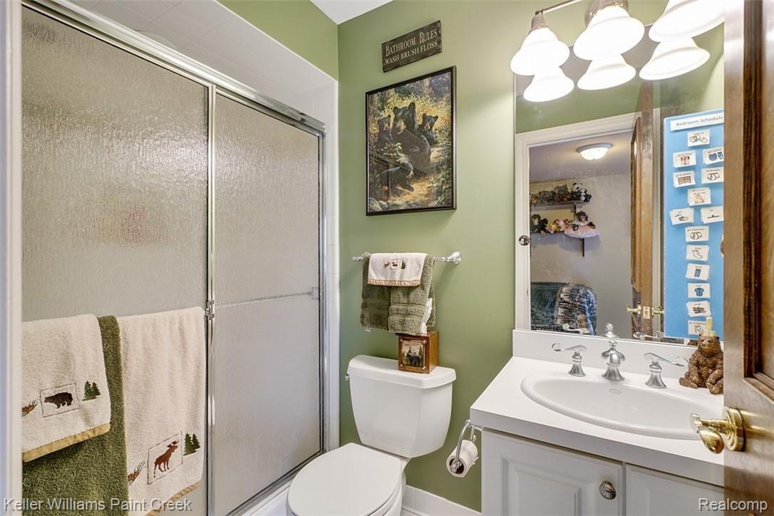 525 Sheldon Court Rochester, MI 48306 - Photo 40 of 66 En-Suite with tub/shower attached to one of the Bedrooms.