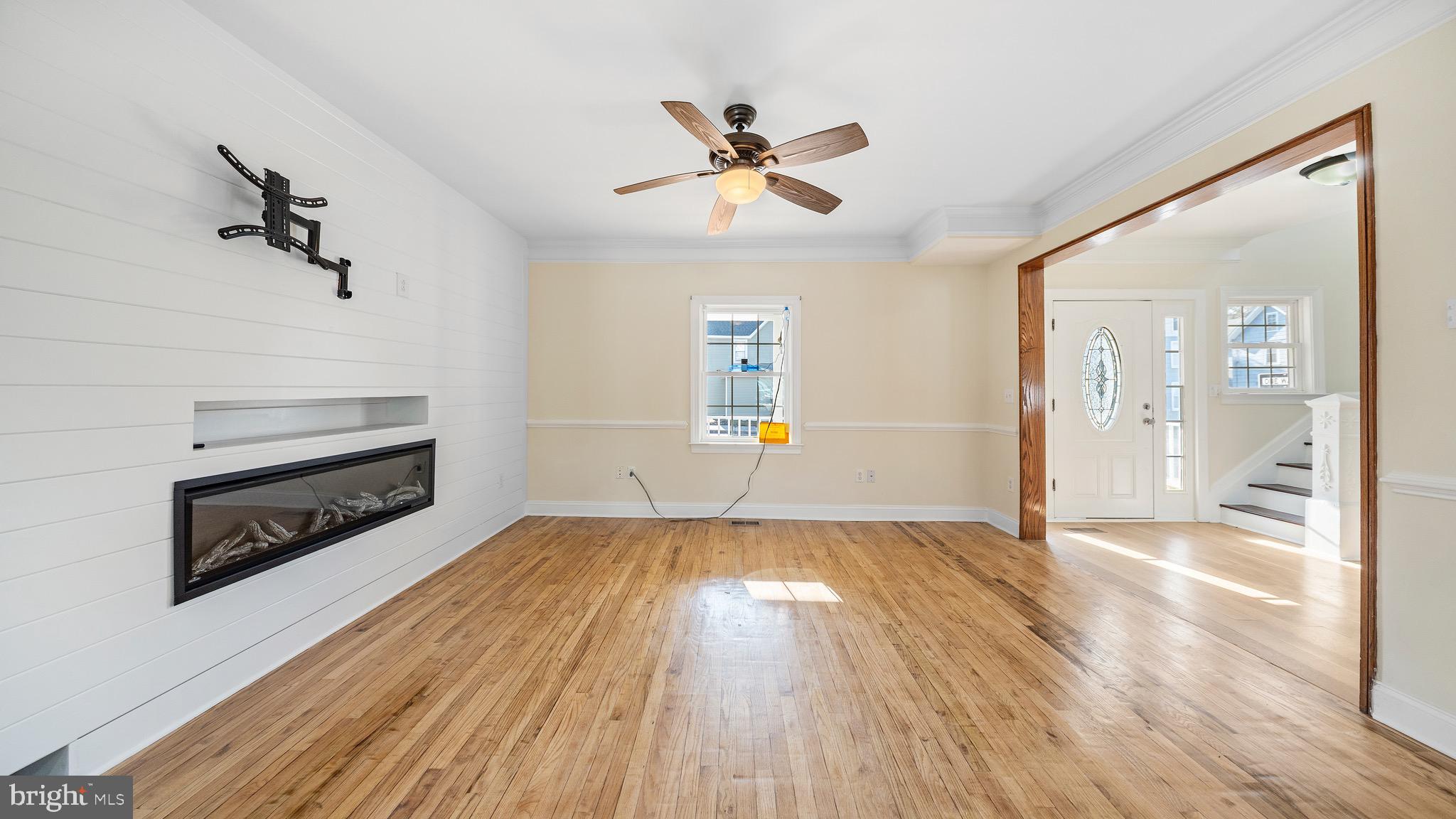 301 East Chestnut Street Delmar, MD 21875 - Photo 7 of 35 Living Room