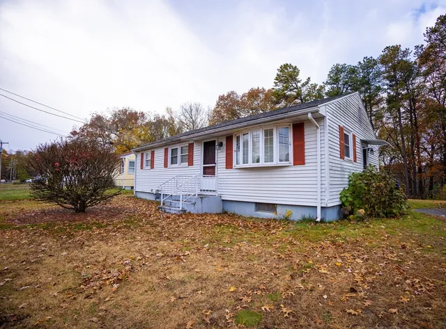 a view of a house with a yard