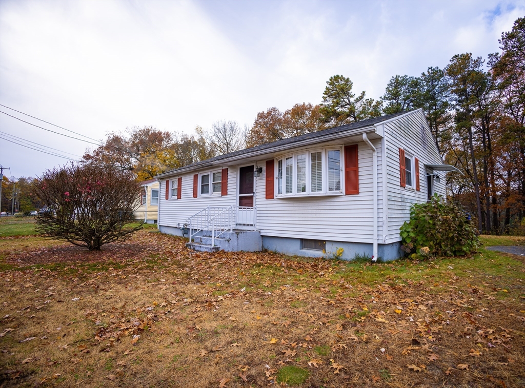a view of a house with a yard