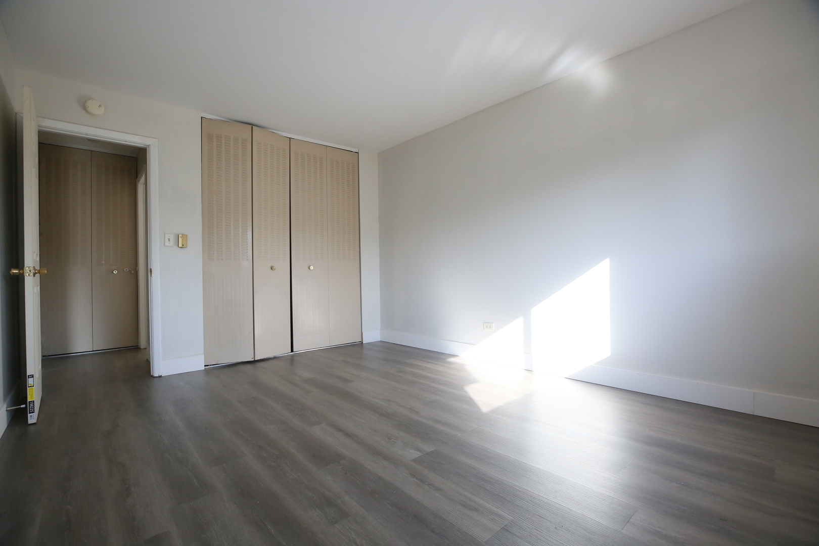 832 East Old Willow Road, Unit 105 Prospect Heights, IL 60070 - Photo 12 of 15 a view of an empty room with wooden floor and a window