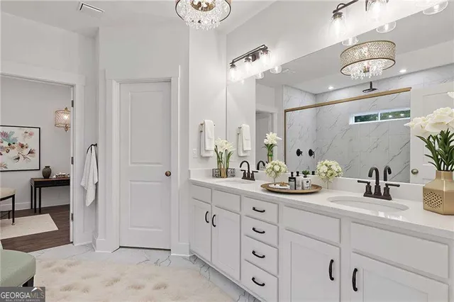 a spacious en suite bathroom with double sink and a mirror