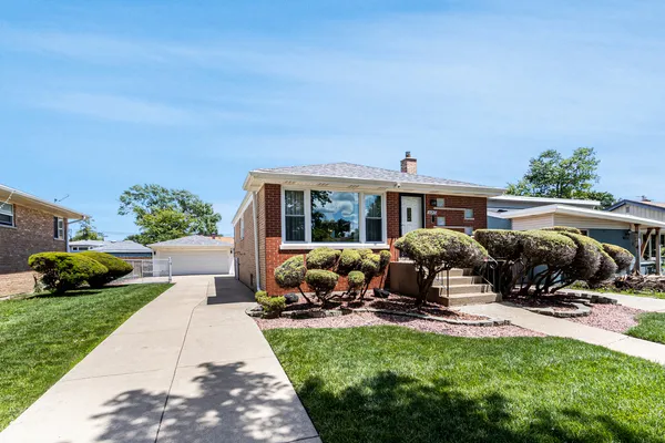 $324,900 | 10245 South 52nd Avenue, Oak Lawn, IL 60453
