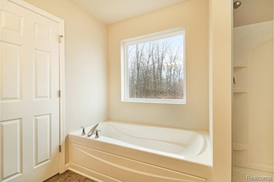 42826 Colonial Road Belleville, MI 48111 - Photo 24 of 33 Master Bath Soaking Tub