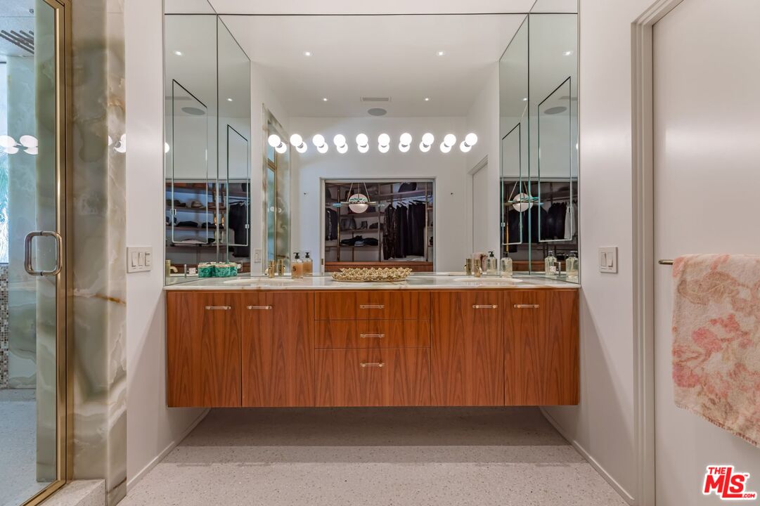 1070 North Hillcrest Road Beverly Hills, CA 90210 - Photo 17 of 29