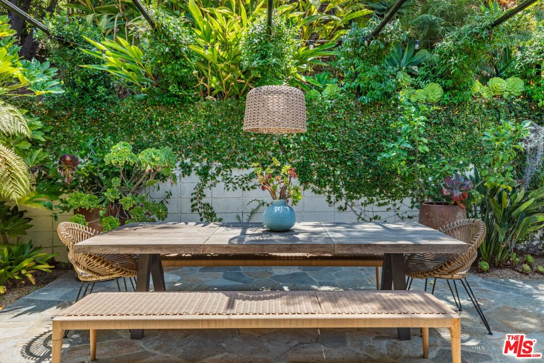 1070 North Hillcrest Road Beverly Hills, CA 90210 - Photo 20 of 29 a view of a backyard with table and chairs