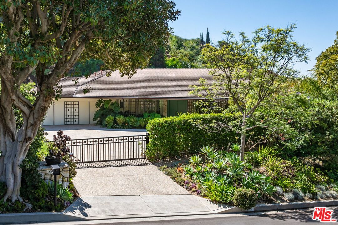 1070 North Hillcrest Road Beverly Hills, CA 90210 - Photo 2 of 29