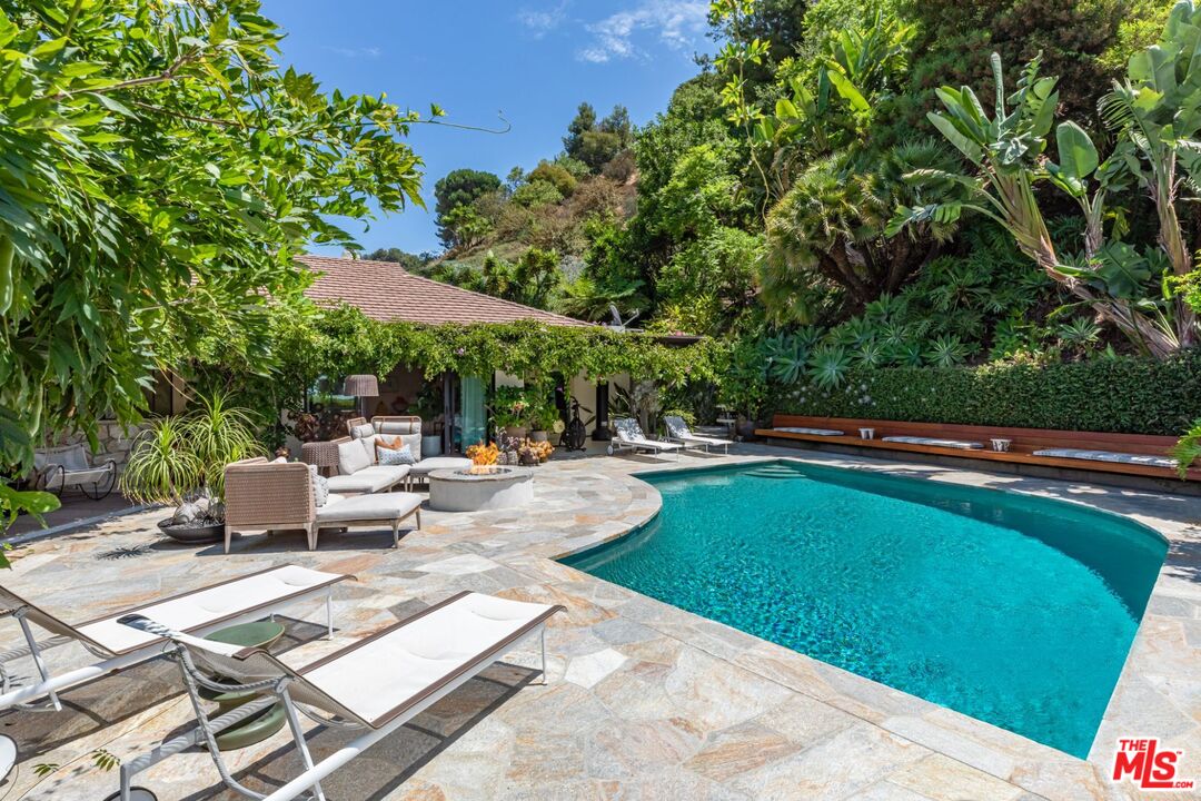 1070 North Hillcrest Road Beverly Hills, CA 90210 - Photo 23 of 29