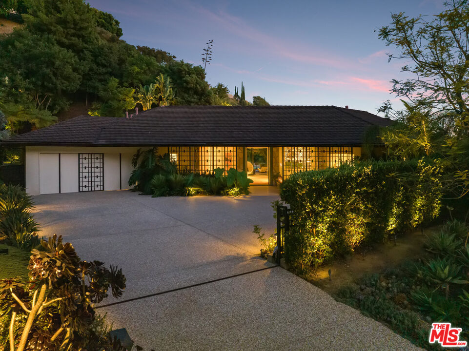 1070 North Hillcrest Road Beverly Hills, CA 90210 - Photo 26 of 29 a view of balcony with a garden