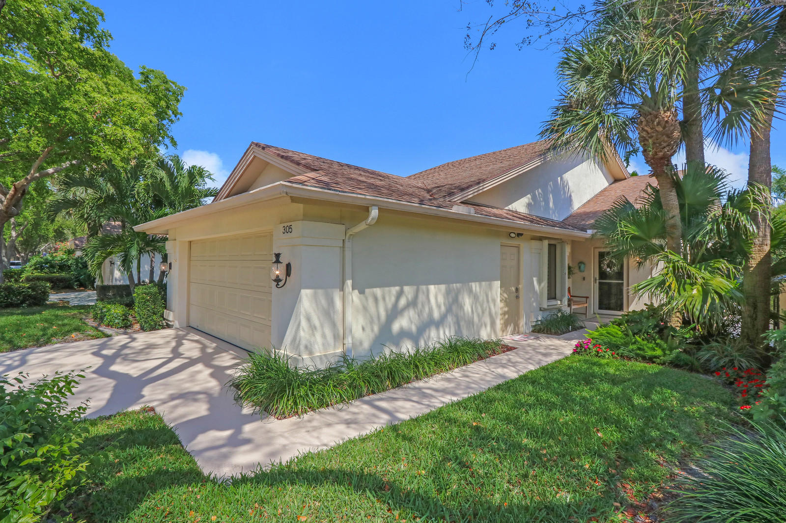 305 Natchez Court Jupiter, FL 33477 - Photo 29 of 37 Pineapple light fixtures