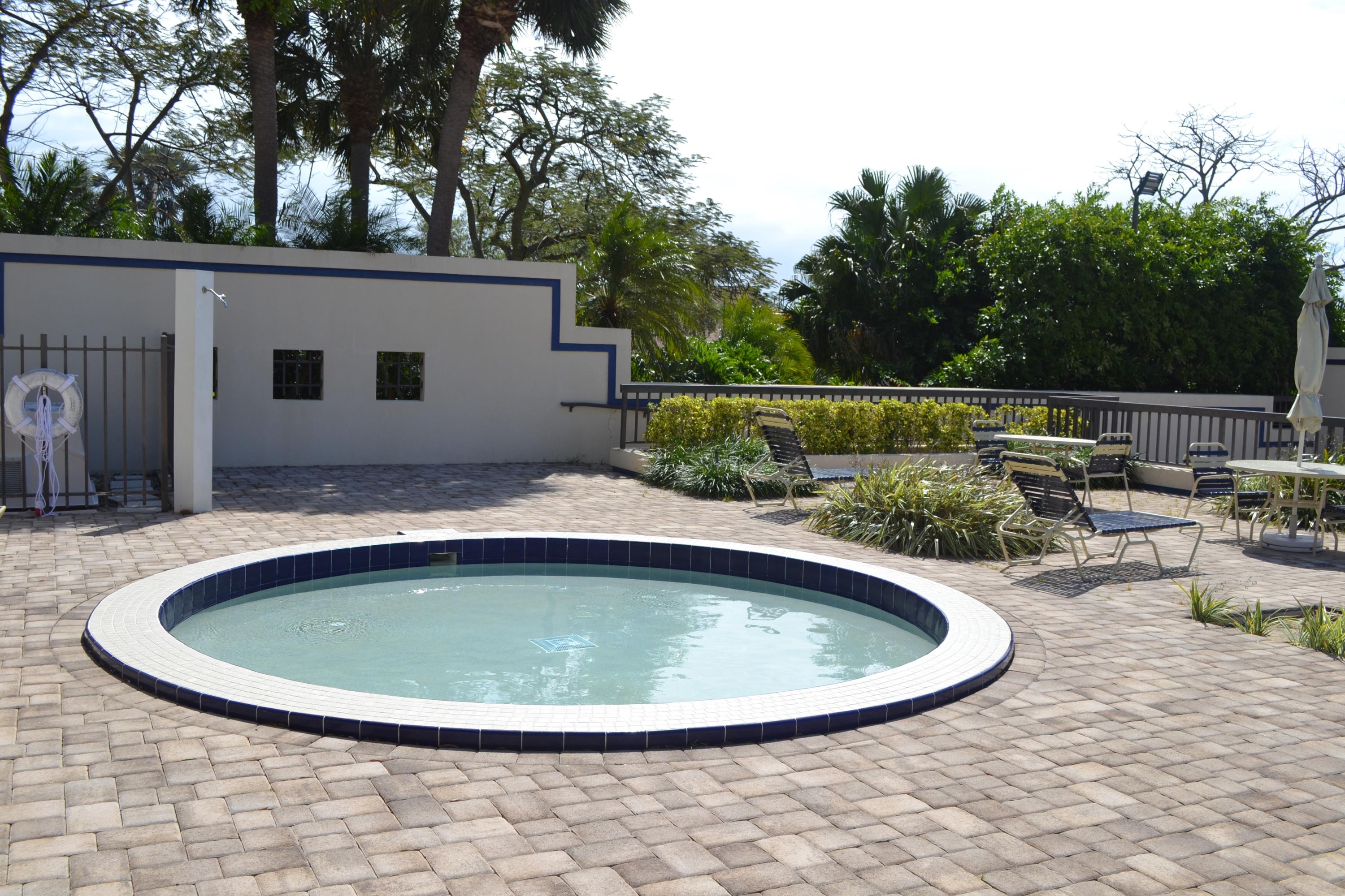 305 Natchez Court Jupiter, FL 33477 - Photo 32 of 37 Jacuzzi