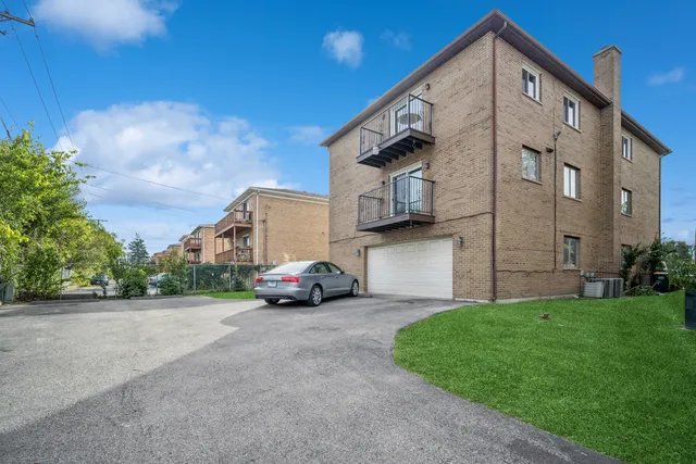 a view of a house with a back yard