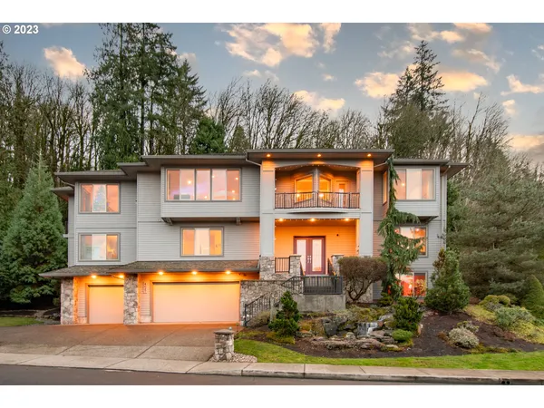 a view of a house with backyard