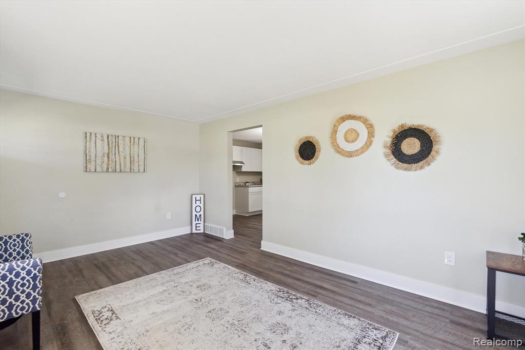 5066 Deland Road Flushing, MI 48433 - Photo 8 of 31