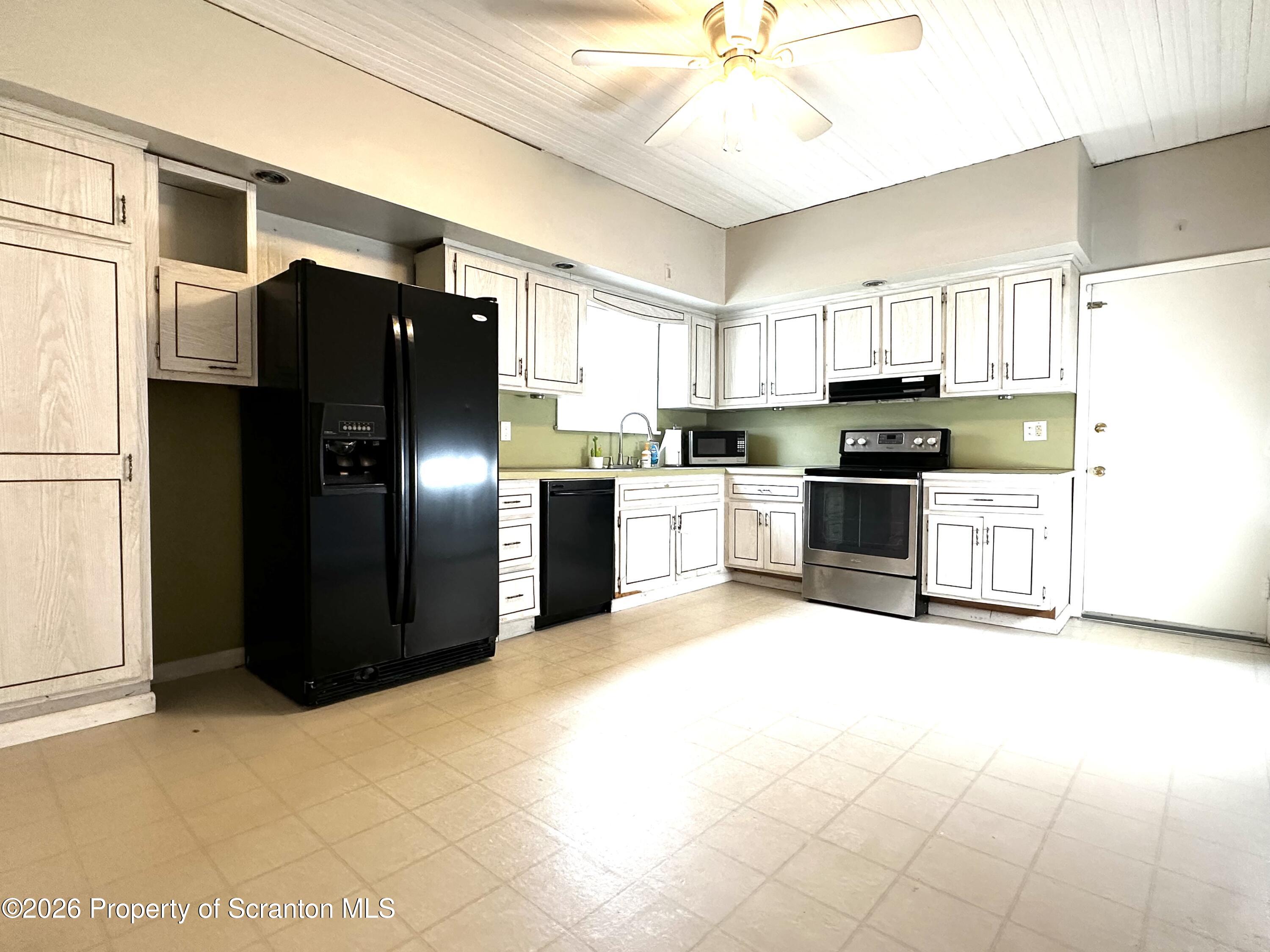 615 Delaware Street Mayfield, PA 18433 - Photo 10 of 29 Kitchen