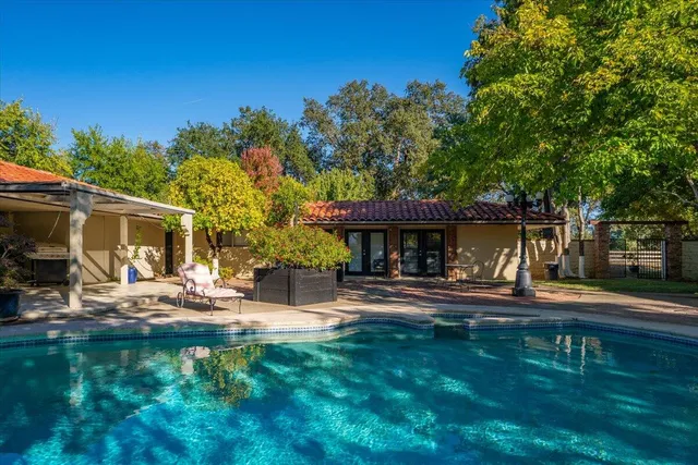 $1,595,000 | 5521 Churn Crk Road, Redding, CA 96002