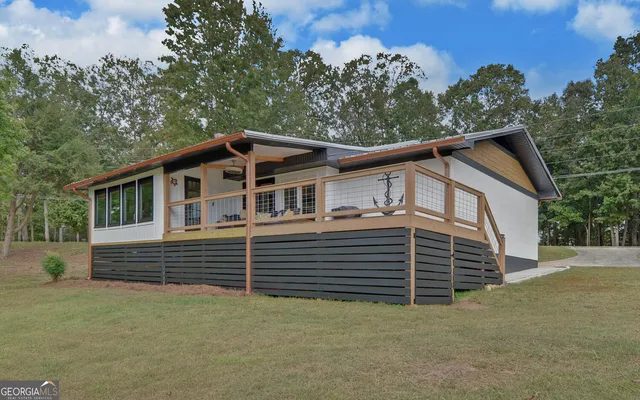 a view of a house with a yard