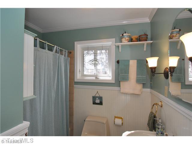 812 Chester Road Winston-Salem, NC 27104 - Photo 9 of 16 Bath.