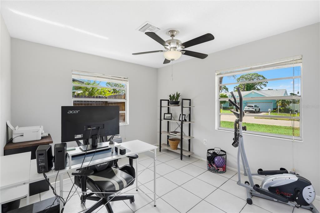 3670 Sunset Beach Drive Venice, FL 34293 - Photo 18 of 51 a living room with furniture and a flat screen tv